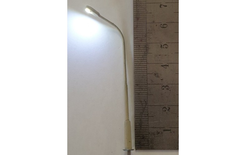 F315p Painted/Working Concrete Street Lamp (00 Scale 1/76th)