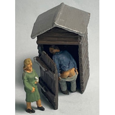 F316 Outside Privvy/Toilet & Naughty Figures (OO Scale 1/76th)