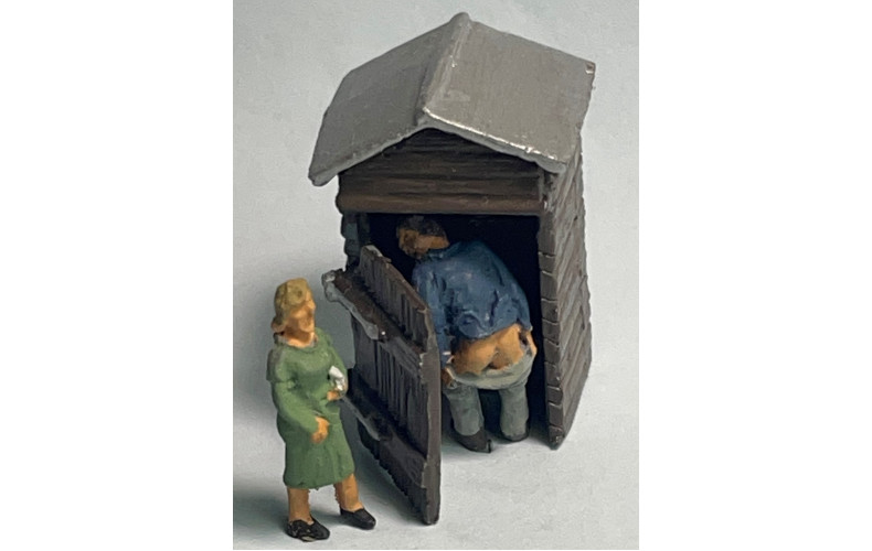 F316 Outside Privvy/Toilet & Naughty Figures (OO Scale 1/76th)