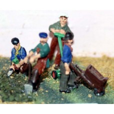 F46 4 Gardeners with tools, mower, etc. Unpainted Kit OO Scale 1:76 