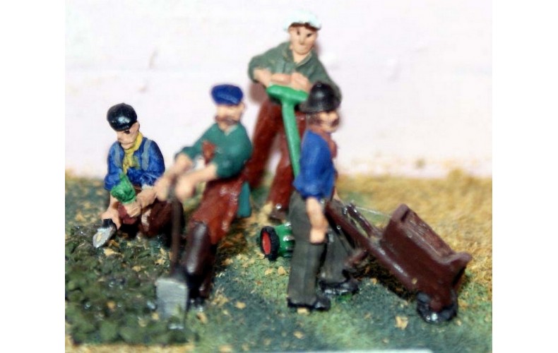 F46 4 Gardeners with tools, mower, etc. Unpainted Kit OO Scale 1:76 