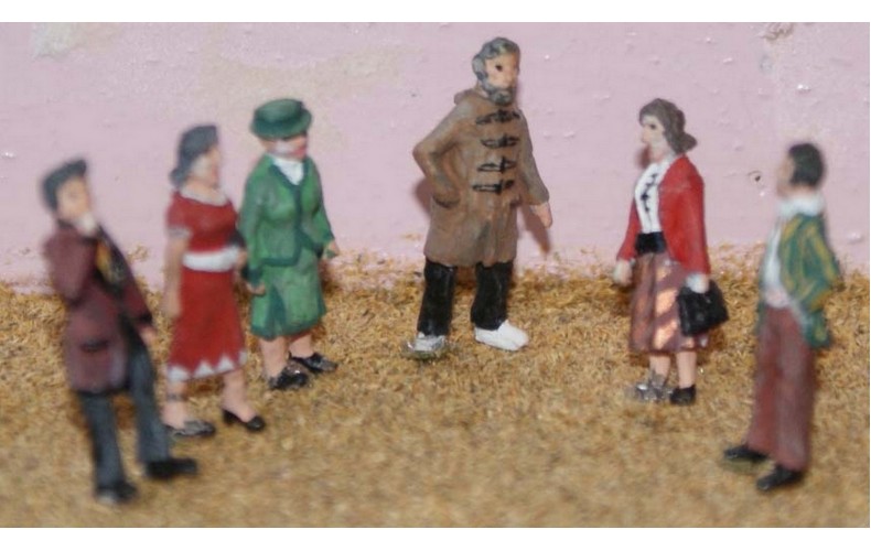 F54 6 x 1950's standing figures - set 3 Unpainted Kit OO Scale 1:76 