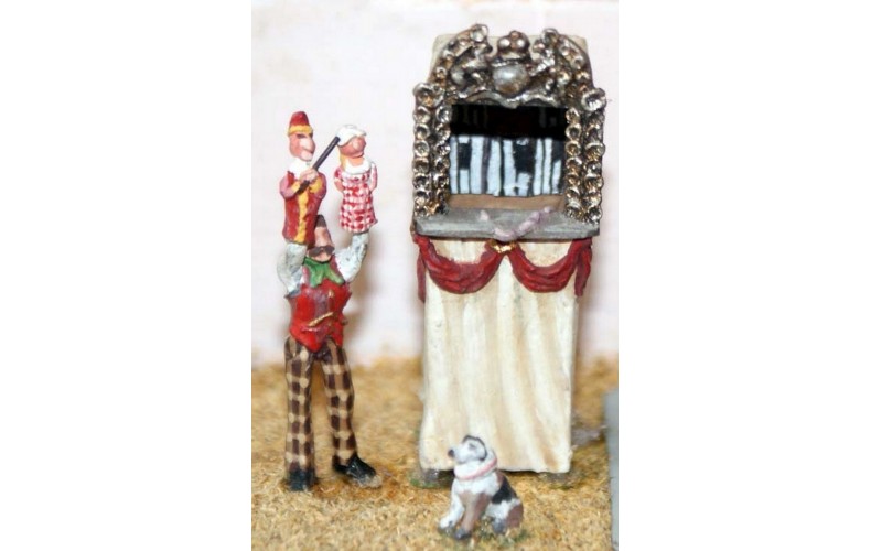 F55p Painted Punch & Judy Tent and Figures OO 1:76 Scale Model Kit