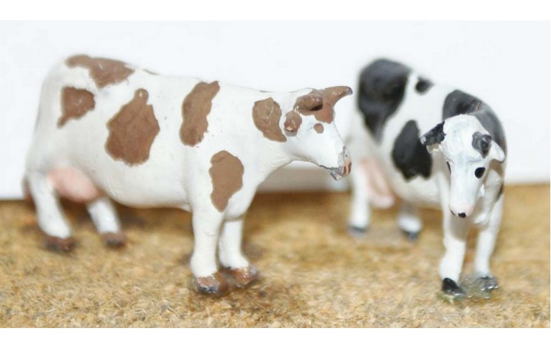 F68 4 Cows various stances Unpainted Kit OO Scale 1:76