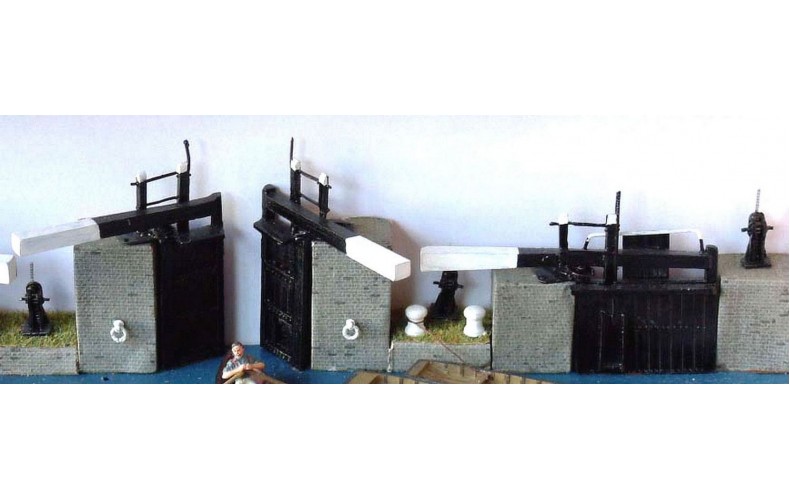 F6a Canal-narrow lock gates & sundries Unpainted Kit OO Scale 1:76