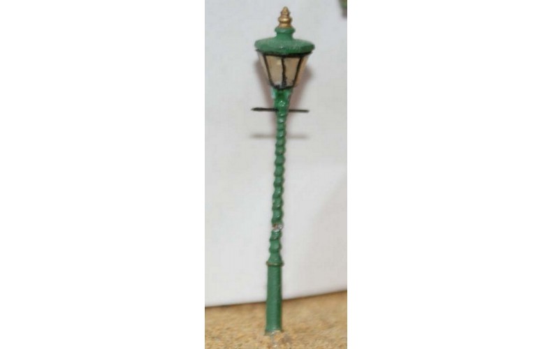F86 Octagonal twisted post station lamp x4 Unpainted Kit OO Scale 1:76