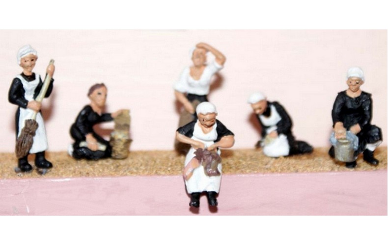 F9a 6 Vic/Edw domestic Staff (Women) Unpainted Kit OO Scale 1:76 