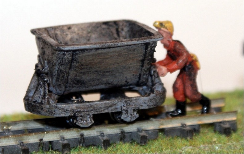 J25 Mining ore/tipper truck and mine figure Unpainted Kit OO Scale 1:76