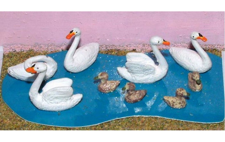 L24p Painted 3 Swans & 3 Cygnets O Scale 1:43