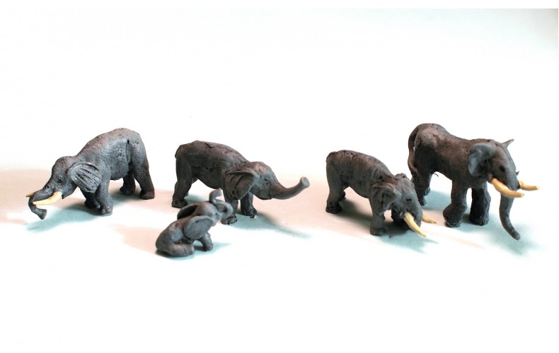 NZ1 Zoo Elephants x 4 and one baby elephant Unpainted Kit N Scale 1:148