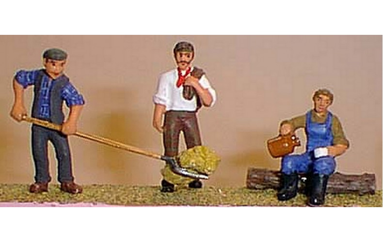 OF13 3 Farm workers (coat/hayfork & drinking) Unpainted Kit O Scale 1:43