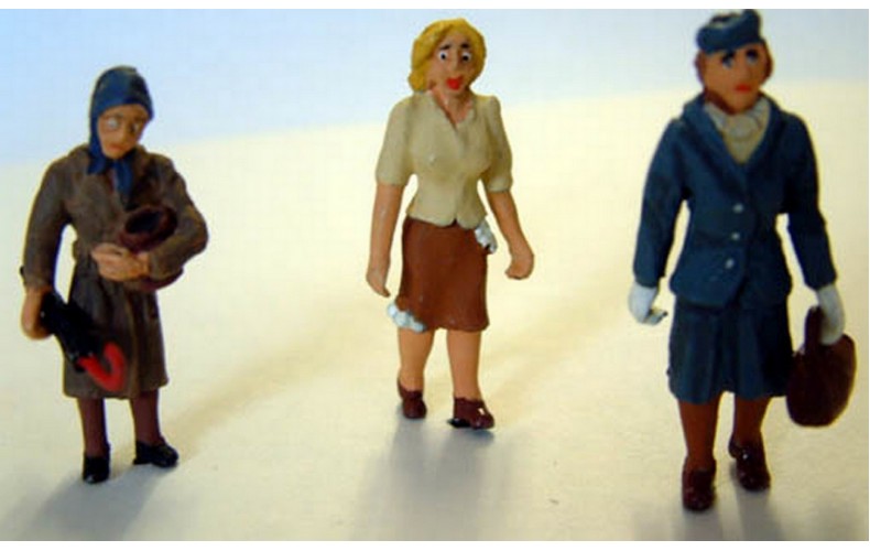 OF18p Painted 3 1950's Standing Women ( O Scale 1/43rd)