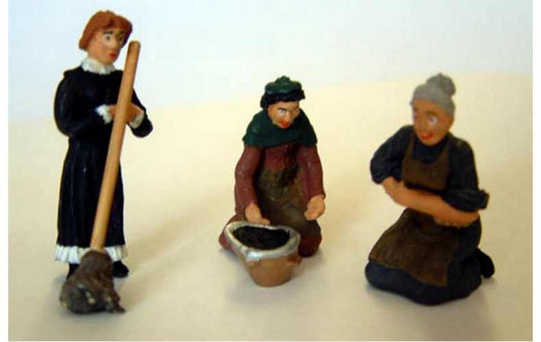 OF21 3 Working Women, scrubbing, mopping etc  Unpainted Kit O Scale 1:43