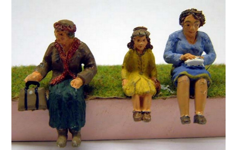 OF23p Painted 3 Seated Women (O Scale 1/43rd)