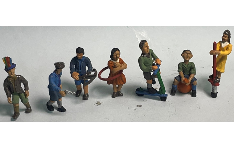 OF32 7 x Children Playing with Toys ( O Scale 1/43rd)