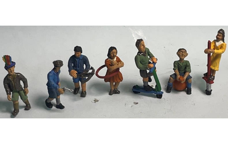 OF32p Painted 7 Children Playing with Toys (O scale 1/43rd)