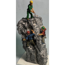 OF31p Painted 3 Rock Climbers & Coil of Rope ( O Scale 1/43rd)