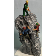 OF31 3 Rock Climbers & Coil of Rope (O Scale 1/143rd)