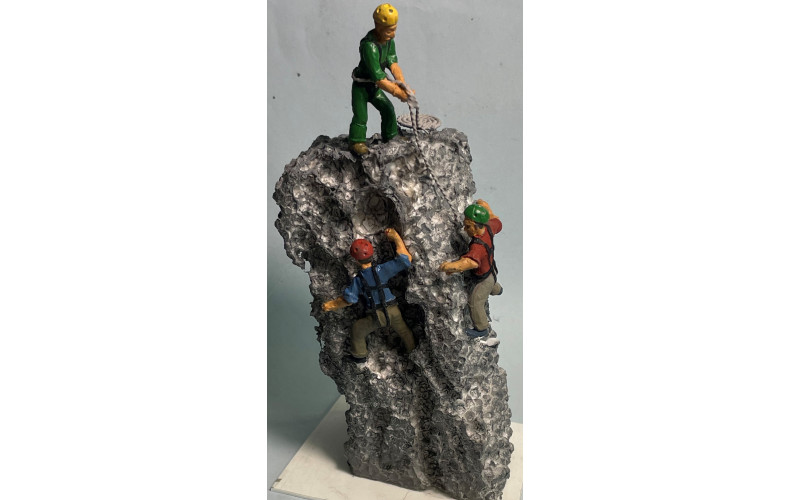 OF31 3 Rock Climbers & Coil of Rope (O Scale 1/143rd)