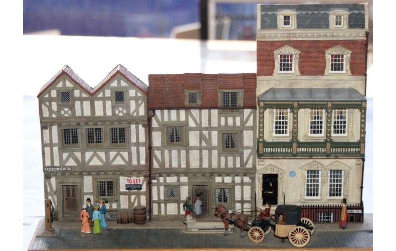 V9set 2 timbered & 1 Georgian houses -set Unpainted Kit OO Scale 1:76