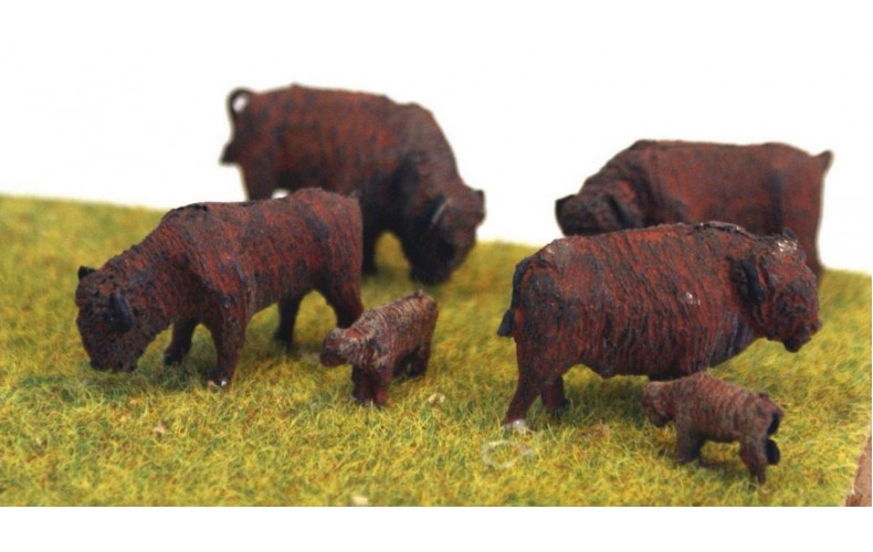Z012 4 x Bison/Buffalo & 2 x Calves (OO scale 1/76th)