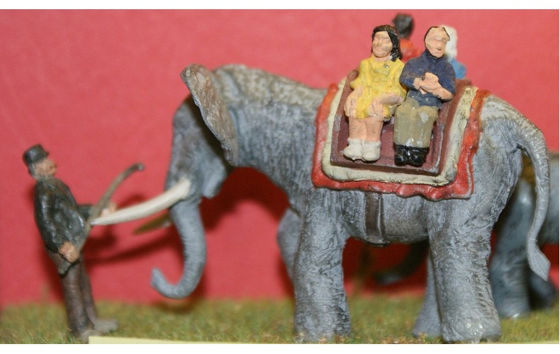 Z01 Elephant Ride & Keeper (OO scale 1/76th)